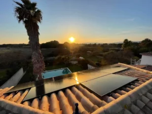 panneaux solaires avec couché de soleil et palmier